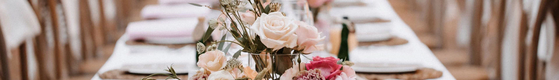 bukiet kwiatów na stole weselnym