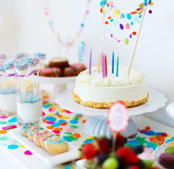 tort urodzinowy ze świeczkami oraz ciasteczka
